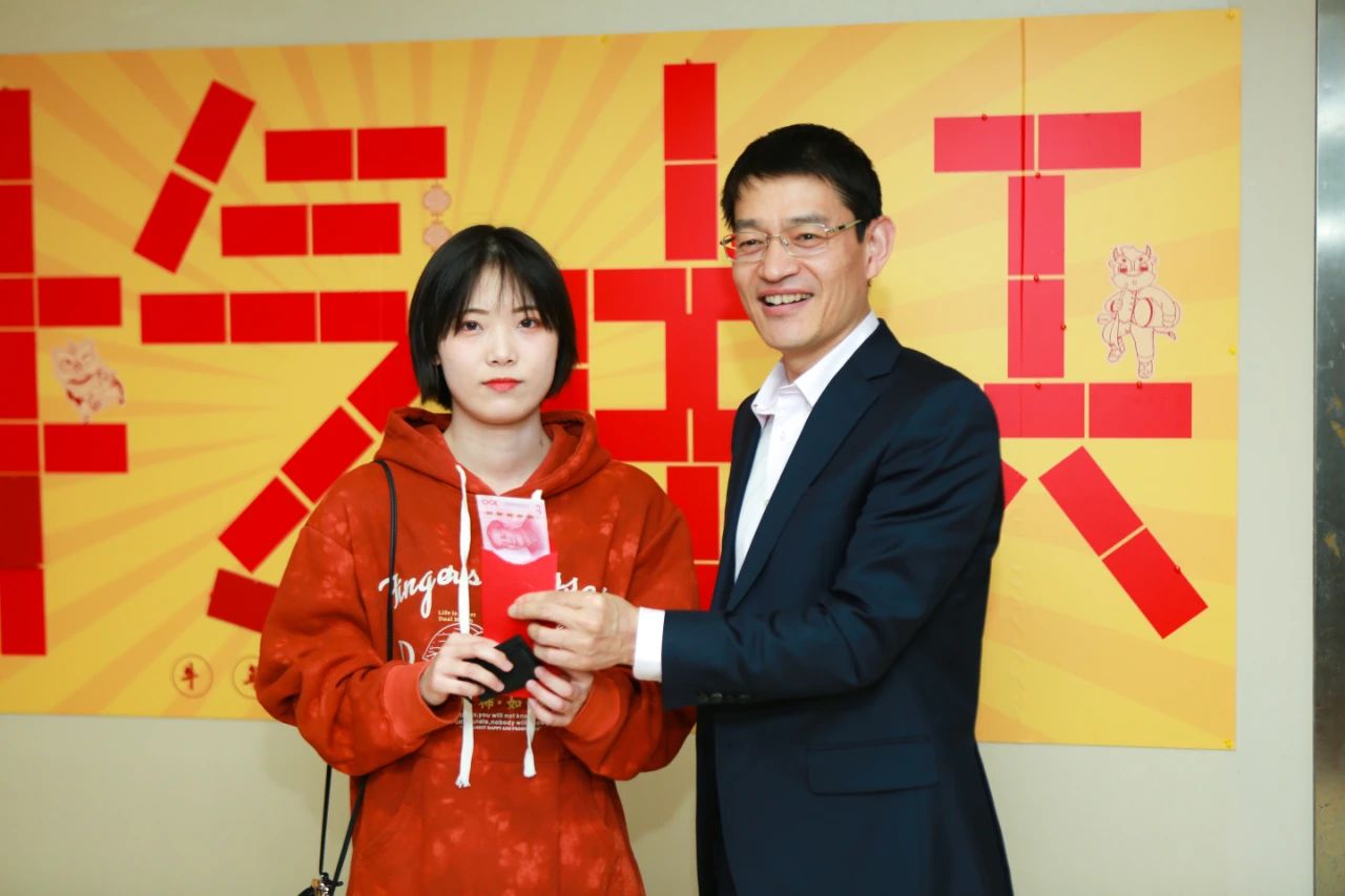 羡慕!社科赛斯考研为员工们发放开年红包!
